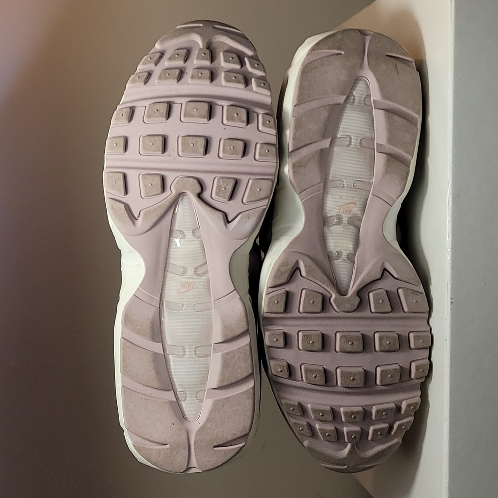 Nike Women’s Air Max 95 Sneakers in Light Lavender with Silver Glitter - Picture 7 of 8